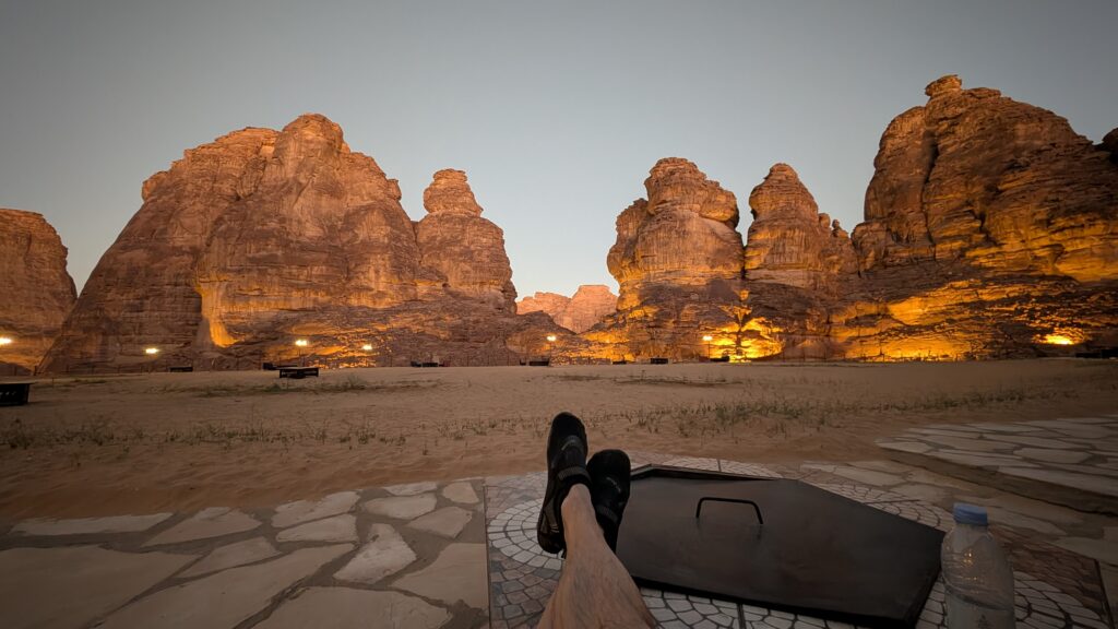 Chilling in den Sonnenuntergang sitzend